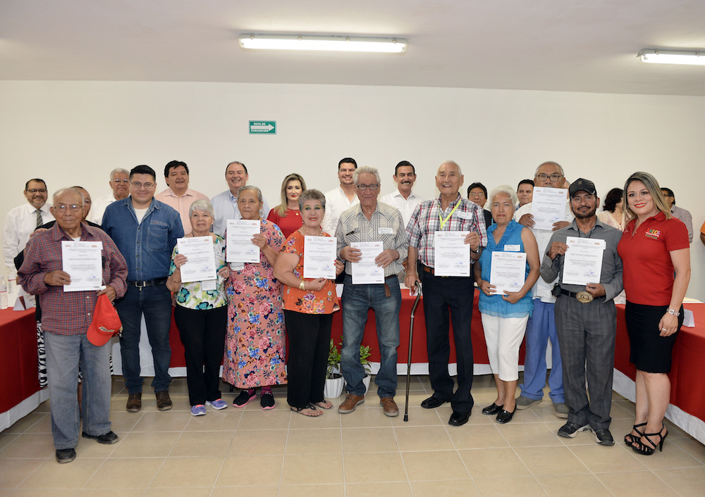 Reconoce SEDESSON a adultos mayores que cursaron taller de cómputo