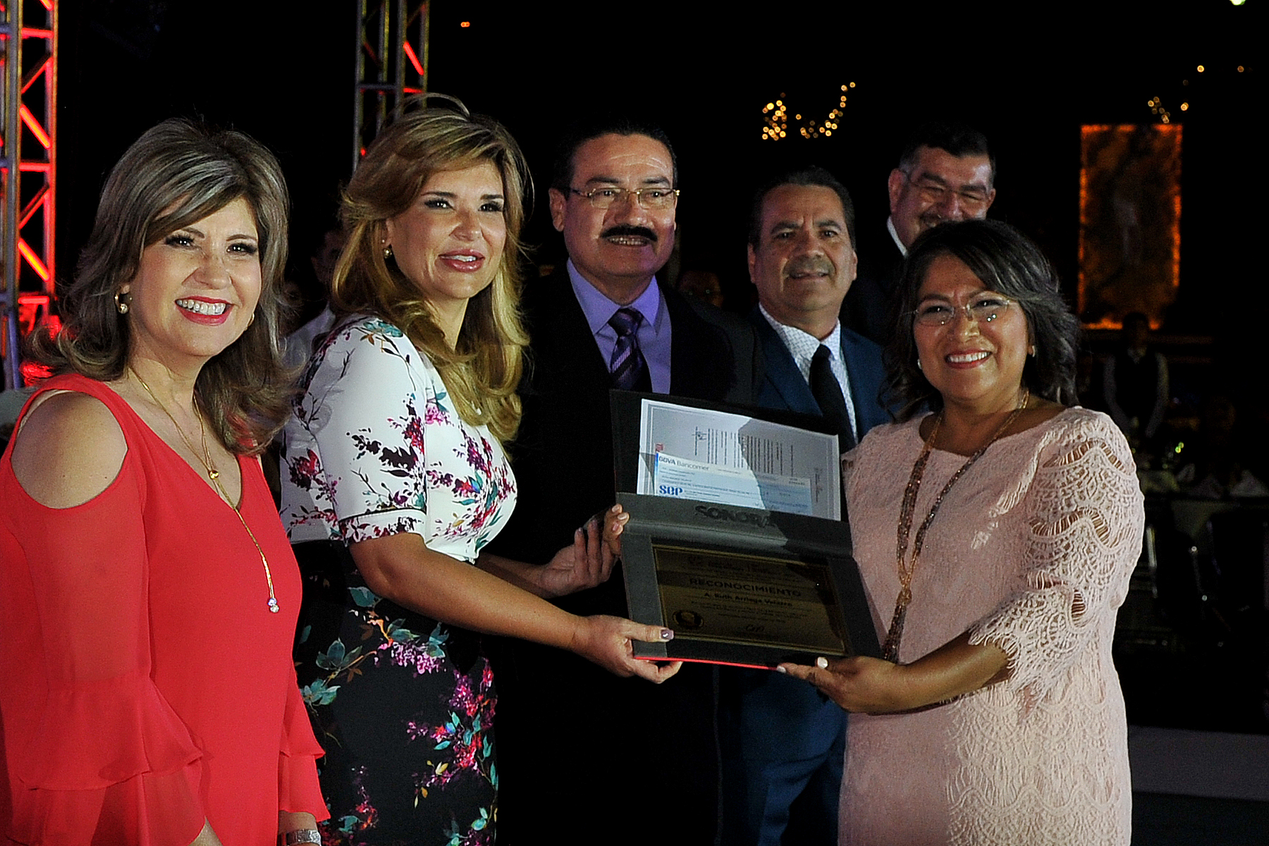 Entrega Gobernadora Pavlovich reconocimientos a maestros con 30 y 40 años de trayectoria Entrega Gobernadora Pavlovich reconocimientos a maestros con 30 y 40 años de trayectoria