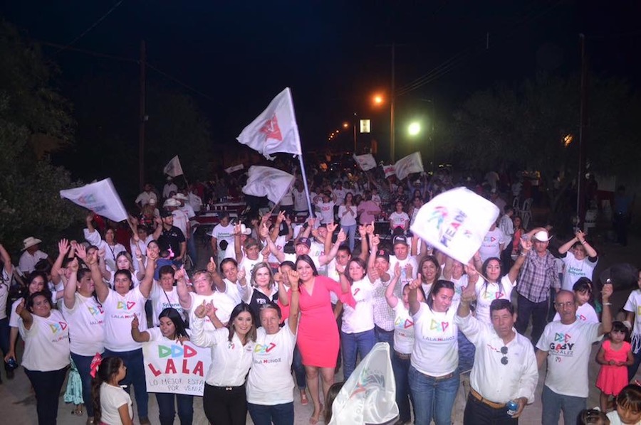 Karina García está con Altar y Átil