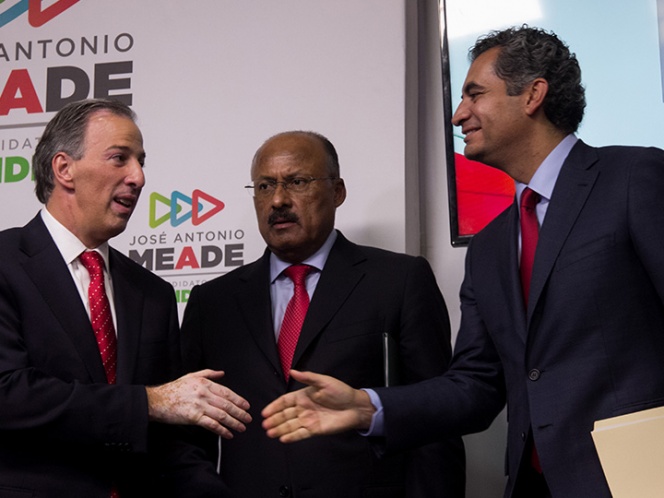 Ochoa Reza deja la presidencia del PRI; entra Juárez Cisneros