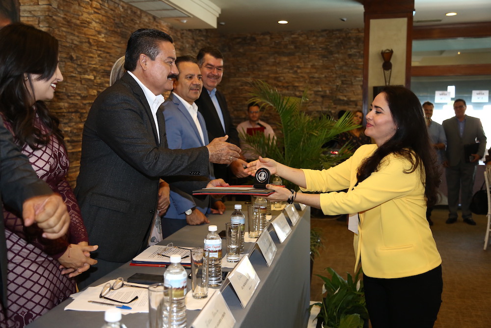 Reconoce SEC trayectoria de maestros y maestras con 20 años de servicio Reconoce SEC trayectoria de maestros y maestras con 20 años de servicio
