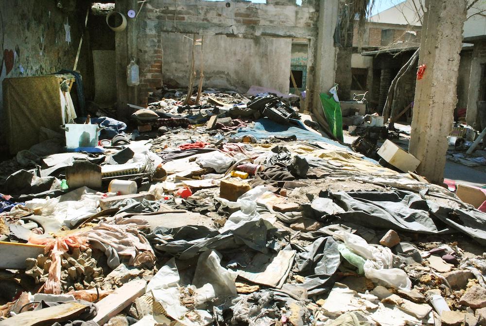Sacan 25 toneladas de basura y 9 personas de inmueble abandonado