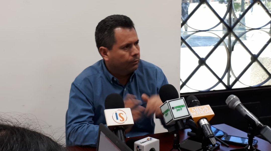 Repara AguaH tubería de 4 pulgadas en la colonia Revolución 1