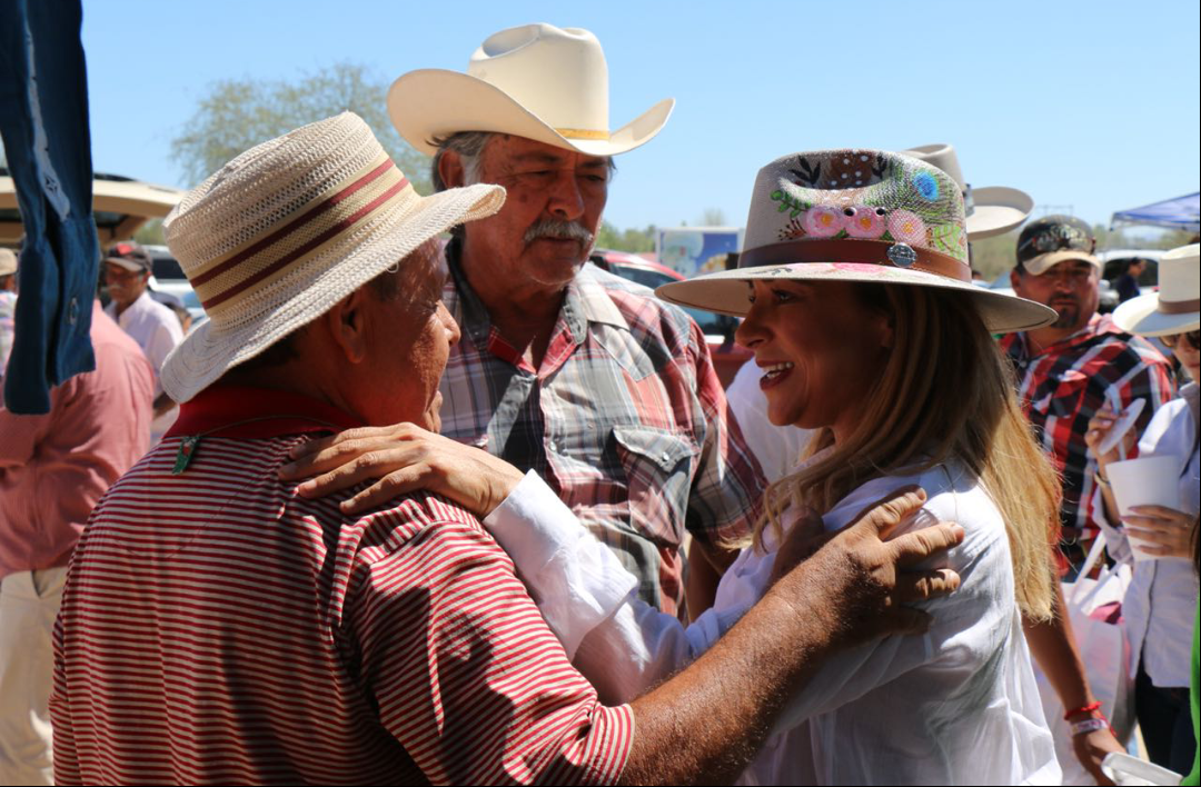 Flor Ayala visita tianguis en San Pedro
