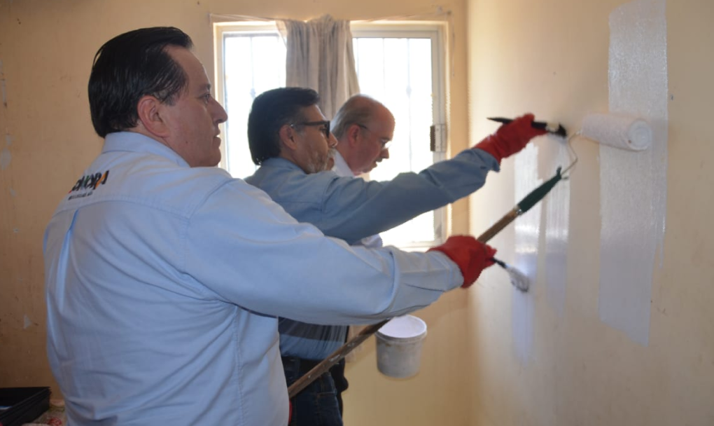 Entrega Secretaría de Salud cubetas de pintura contra las garrapatas en Guaymas