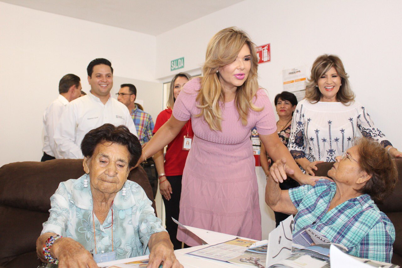 Convive Gobernadora Pavlovich con adultos mayores