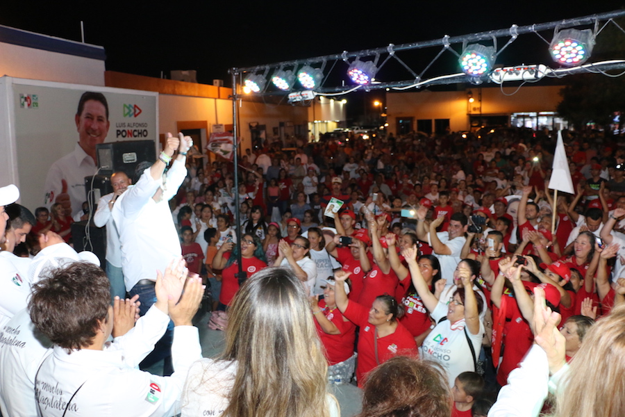 Humberto recibe el apoyo de miles de votantes en Magdalena