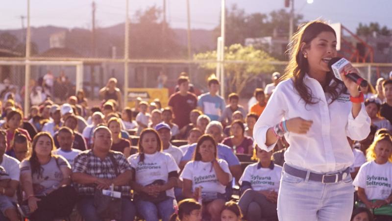 Cumple Sylvana Beltrones con gestión de sucursal bancaria en la sierra alta