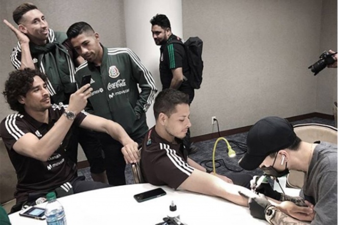 ‘Chicharito’ desafía estereotipos con su tatuaje