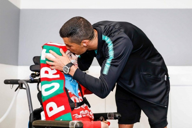 Cristiano Ronaldo cumple anhelo de niños enfermos