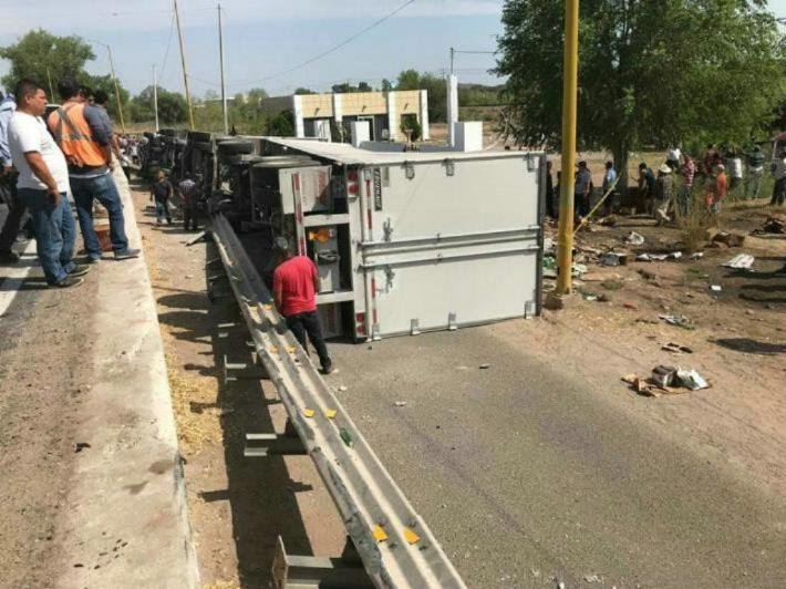 ¡Hasta se bañaron con la cerveza que se tiró en volcamiento de tráiler! 