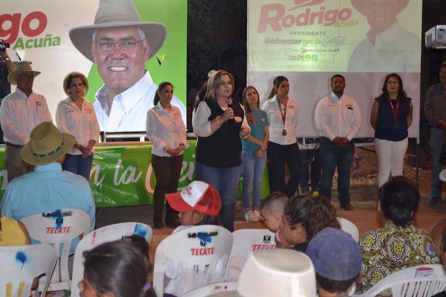 Realiza Karina García intensa gira con propuestas