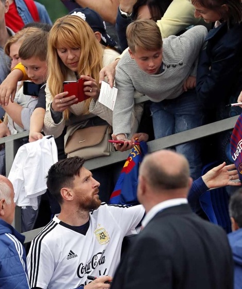 Messi desata locura en práctica de Argentina Messi desata locura en práctica de Argentina