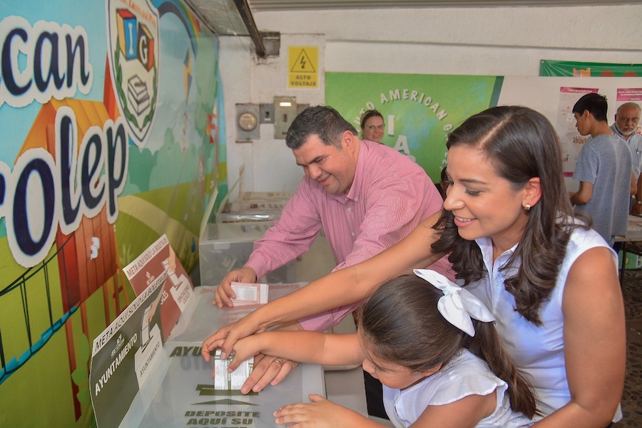 Anabel Acosta Islas acude a votar
