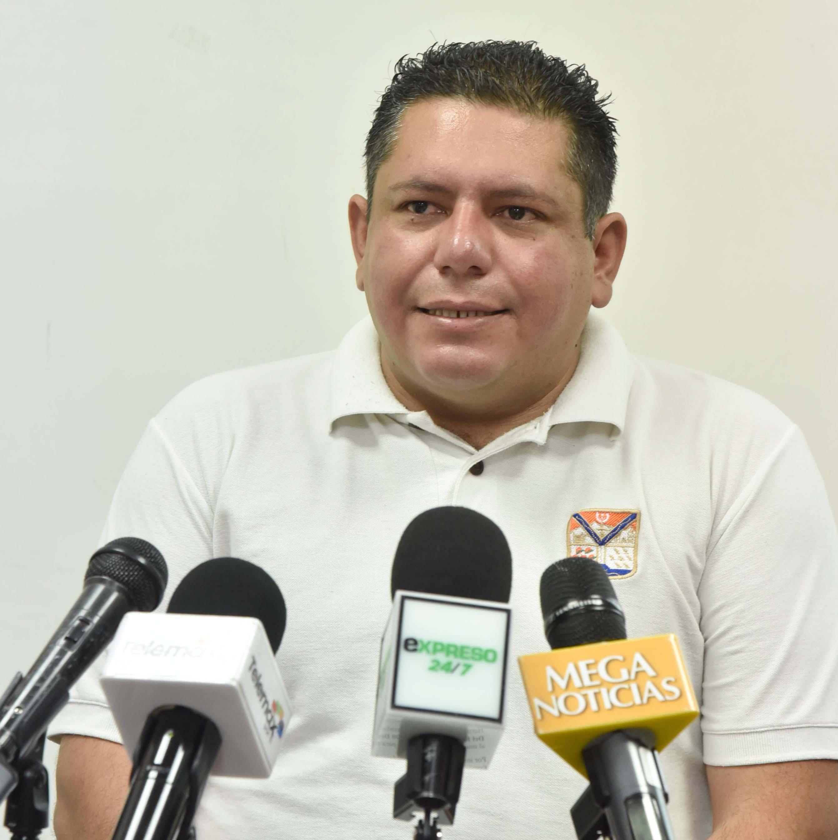 Entregan agua y despensas a familias vulnerables