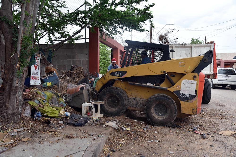 Retiran más de 4 toneladas de basura de una vivienda