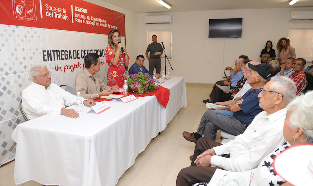 Culminan cursos de computación 37 adultos mayores