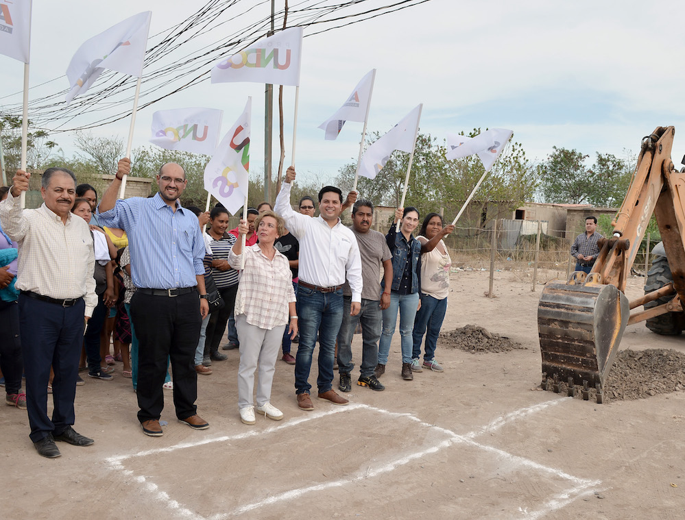 Cumple DIF Sonora te Escucho con agua potable en El Triunfito
