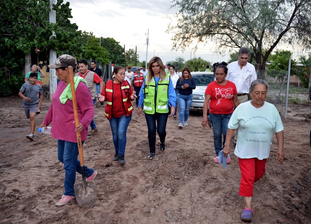 Recorre Gobernadora Pavlovich zonas afectadas por lluvias en La Atravesada