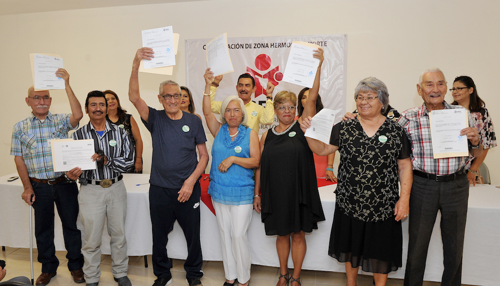 Reciben adultos mayores certificado de estudios el Día del Abuelo Reciben adultos mayores certificado de estudios el Día del Abuelo