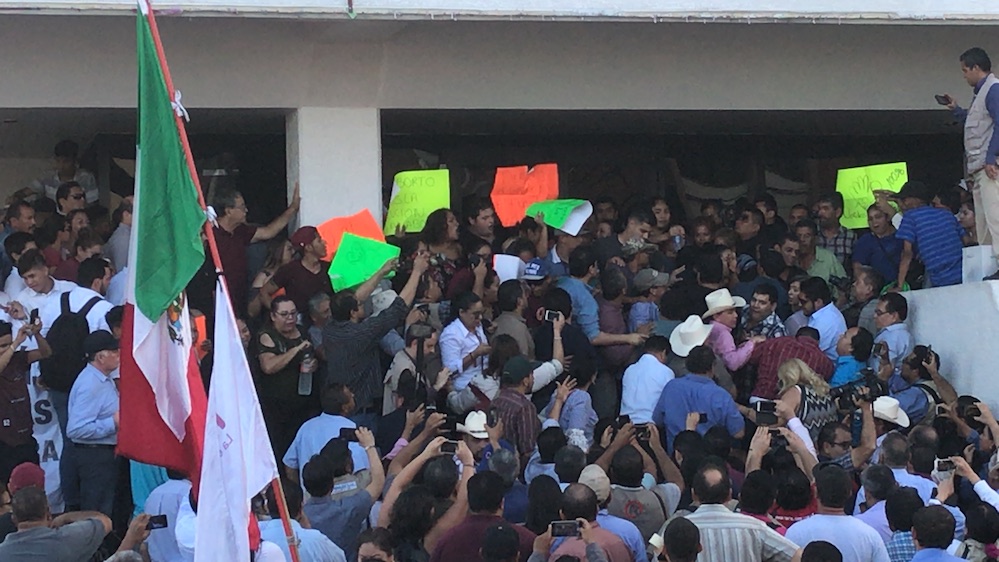 Decenas de manifestantes acuden al Congreso del Estado