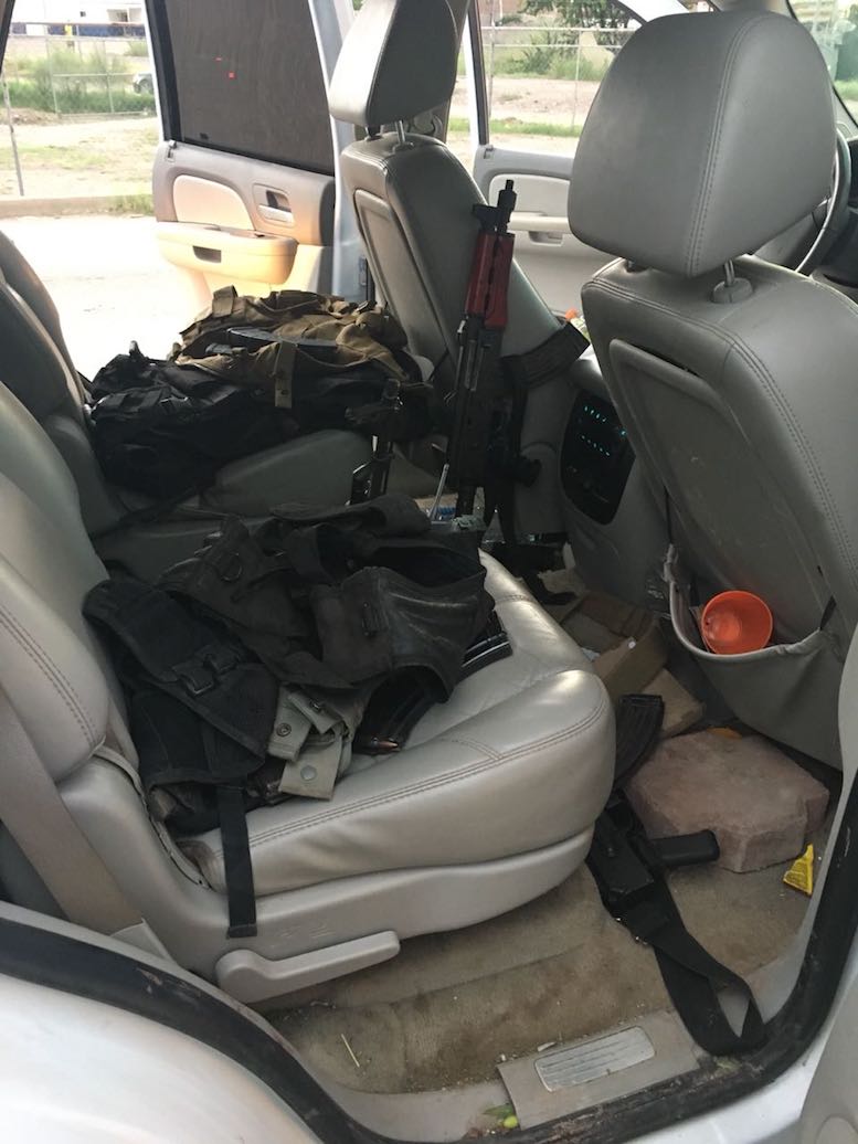 Grupo de Coordinación Sonora detiene a tres personas con armas, droga y vehículo robado
