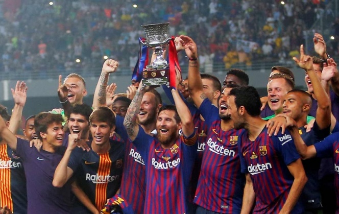 Barcelona levanta la Supercopa de España