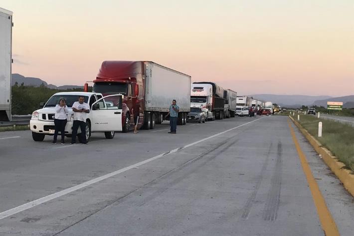 Bloquean yaquis la carretera Internacional