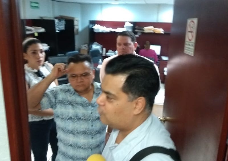 Funcionarios ingresan con abogado al Congreso del Estado Funcionarios ingresan con abogado al Congreso del Estado