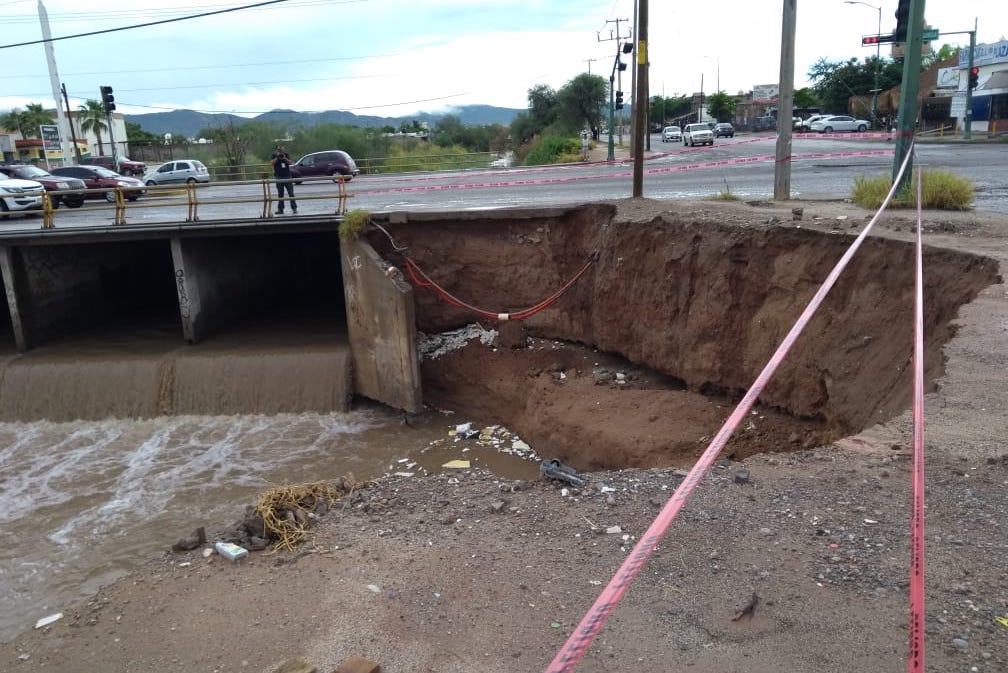 Inundaciones y estragos en calles dejo lluvia en Hermosillo