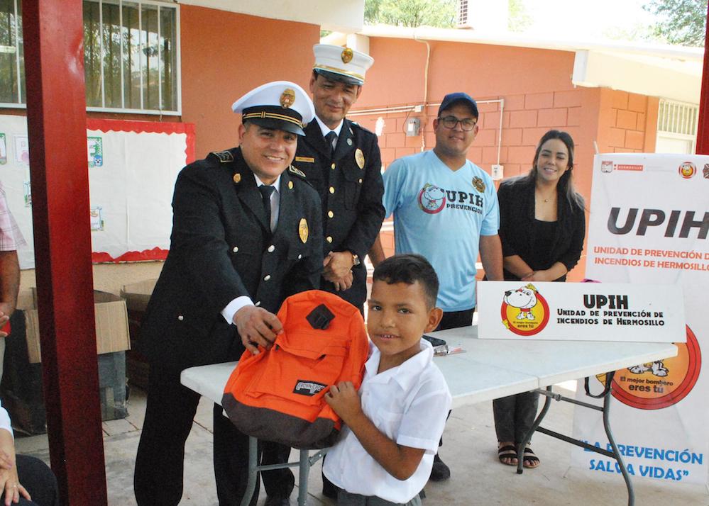 Lleva Bomberos de Hermosillo útiles escolares a niños del Ejido el Buey