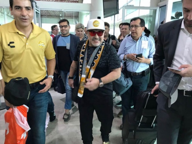 Maradona llega a Culiacán y causa alboroto