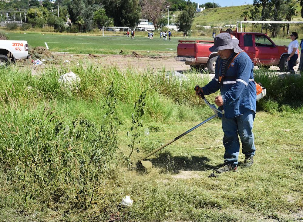 Inicia IDH retiro de maleza de campos deportivos