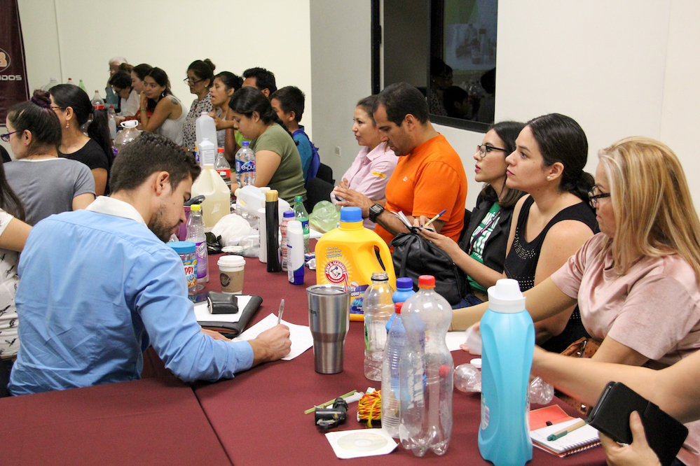 Se imparte en la UES taller sobre reducción y reciclado de plásticos