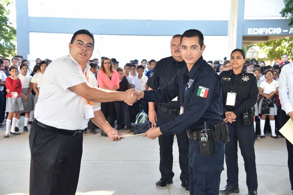 Reconocen acto heroico de policías municipales