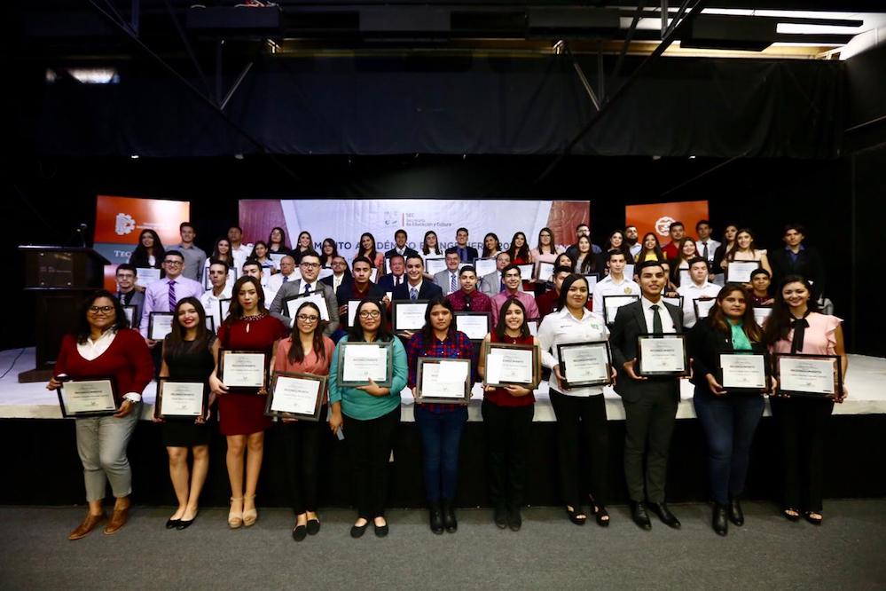 Reconoce SEC a alumnos destacados en Ingeniería