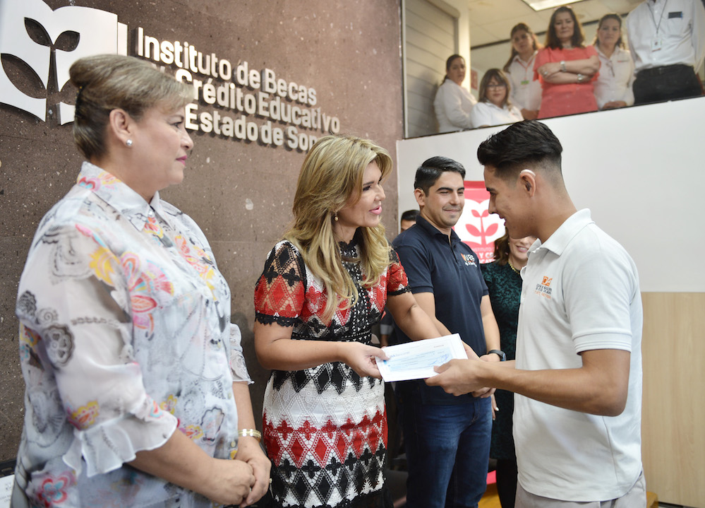 Apoya Gobernadora con becas a estudiantes con discapacidad auditiva
