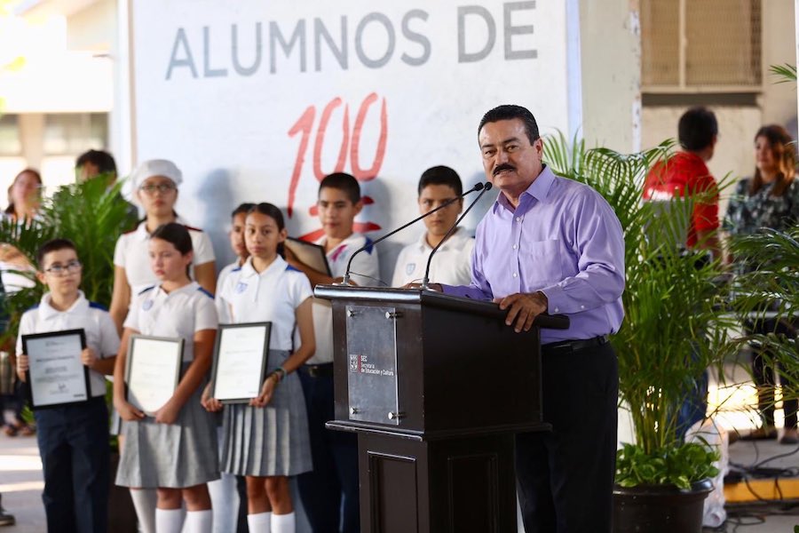 Exhorta Víctor Guerrero a jóvenes a construir proyecto de vida exitoso