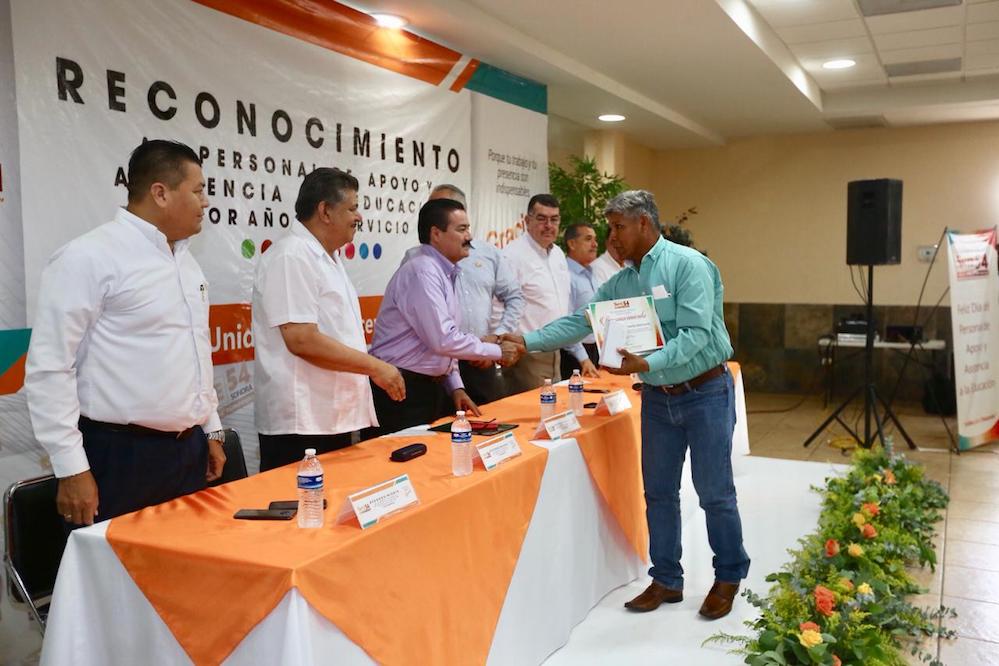 Reconocen autoridades educativas y sindicales a personal de apoyo y asistencia a la educación