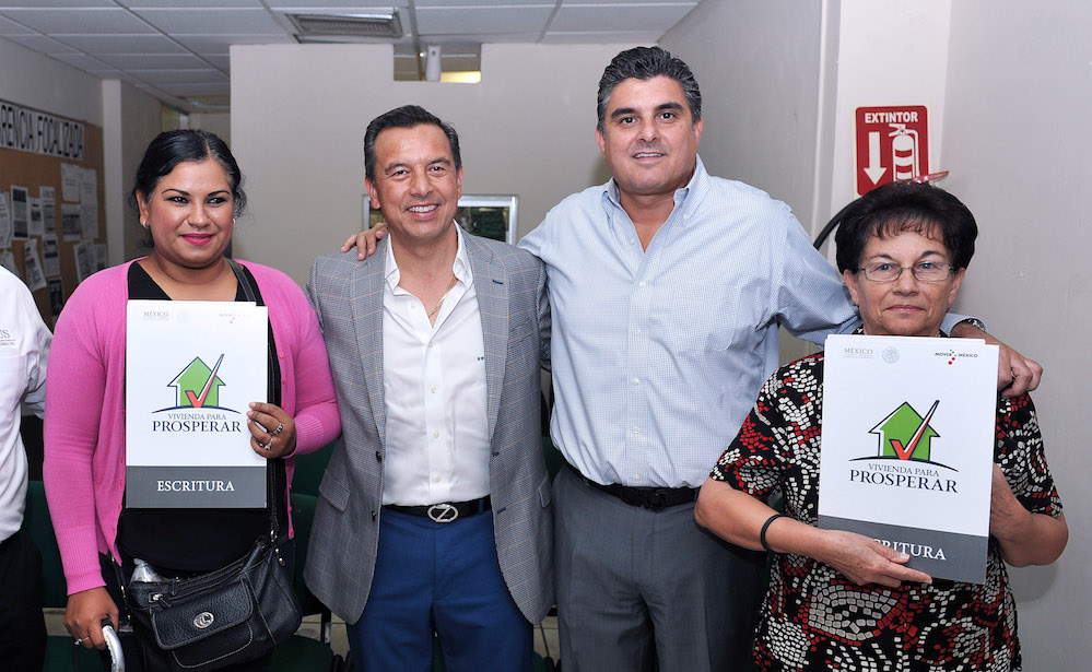 Entrega Secretario de Gobierno escrituras a ciudadanos de Caborca