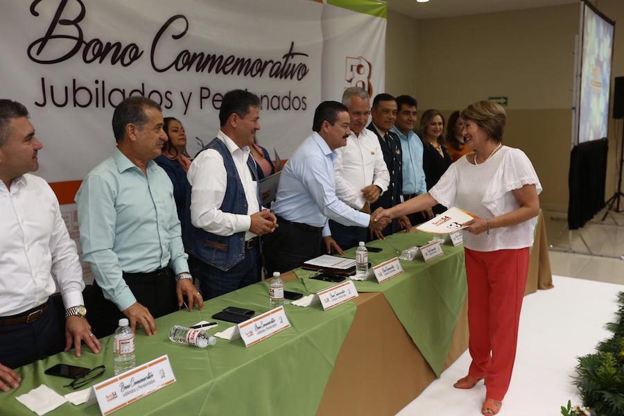 Entregan SEC y SNTE bono conmemorativo
