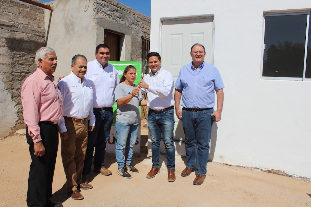 Entrega Sedesson acciones de vivienda a familias de Carbó