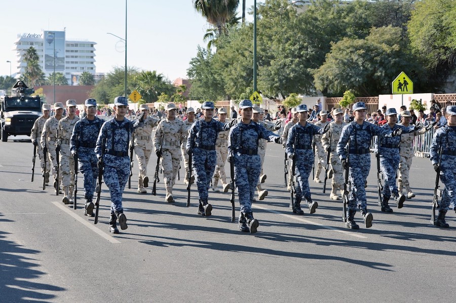Desfilan miles en Hermosillo en conmemoración del inicio de la Revolución Mexicana
