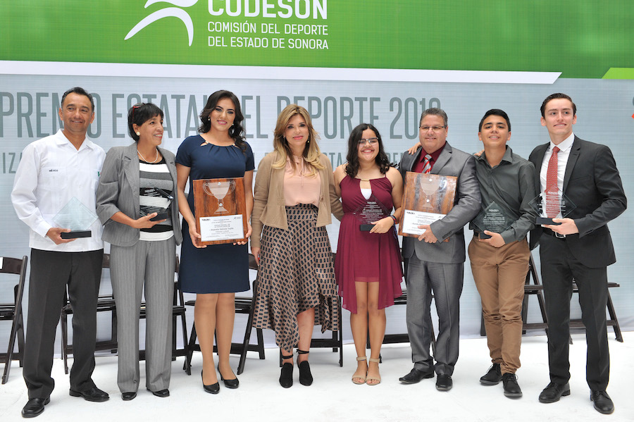 Entrega gobernadora Pavlovich Premio Estatal del Deporte a Alejandra Valencia Entrega gobernadora Pavlovich Premio Estatal del Deporte a Alejandra Valencia