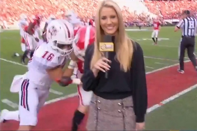 Reportera es tacleada mientras hace su trabajo Reportera es tacleada mientras hace su trabajo