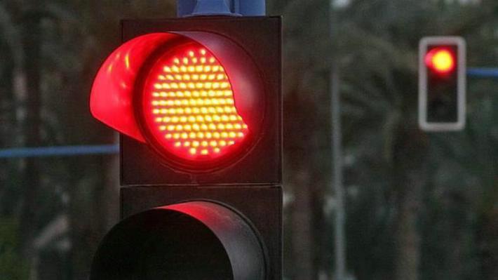 Se pasó semáforo en rojo, cuantiosos daños