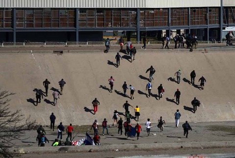 Trump amenaza con clausurar la frontera si México no deporta a migrantes