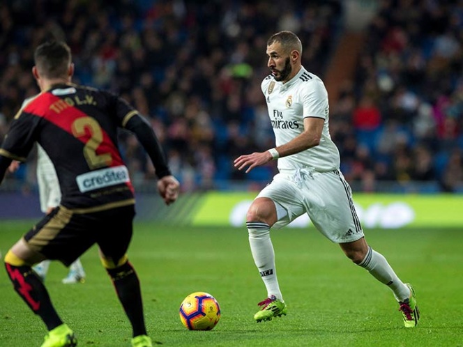 Benzema salva a un Real Madrid sin chispa