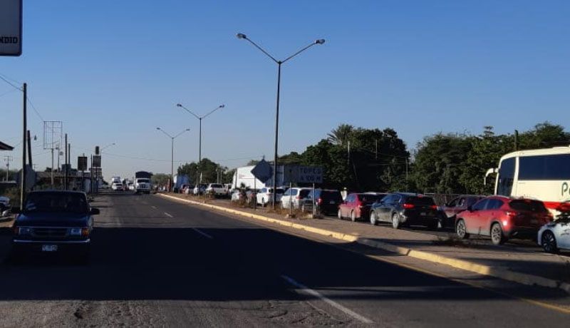 Cierran yaquis carretera a la altura de Vícam; cobran cuota