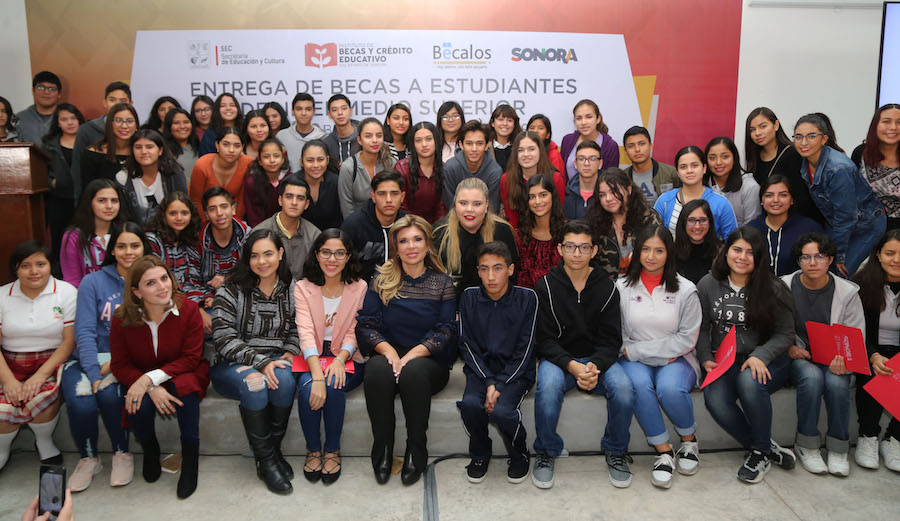 Entrega Gobernadora Pavlovich becas a jóvenes de preparatoria